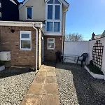 Central Cardiff, Entire House