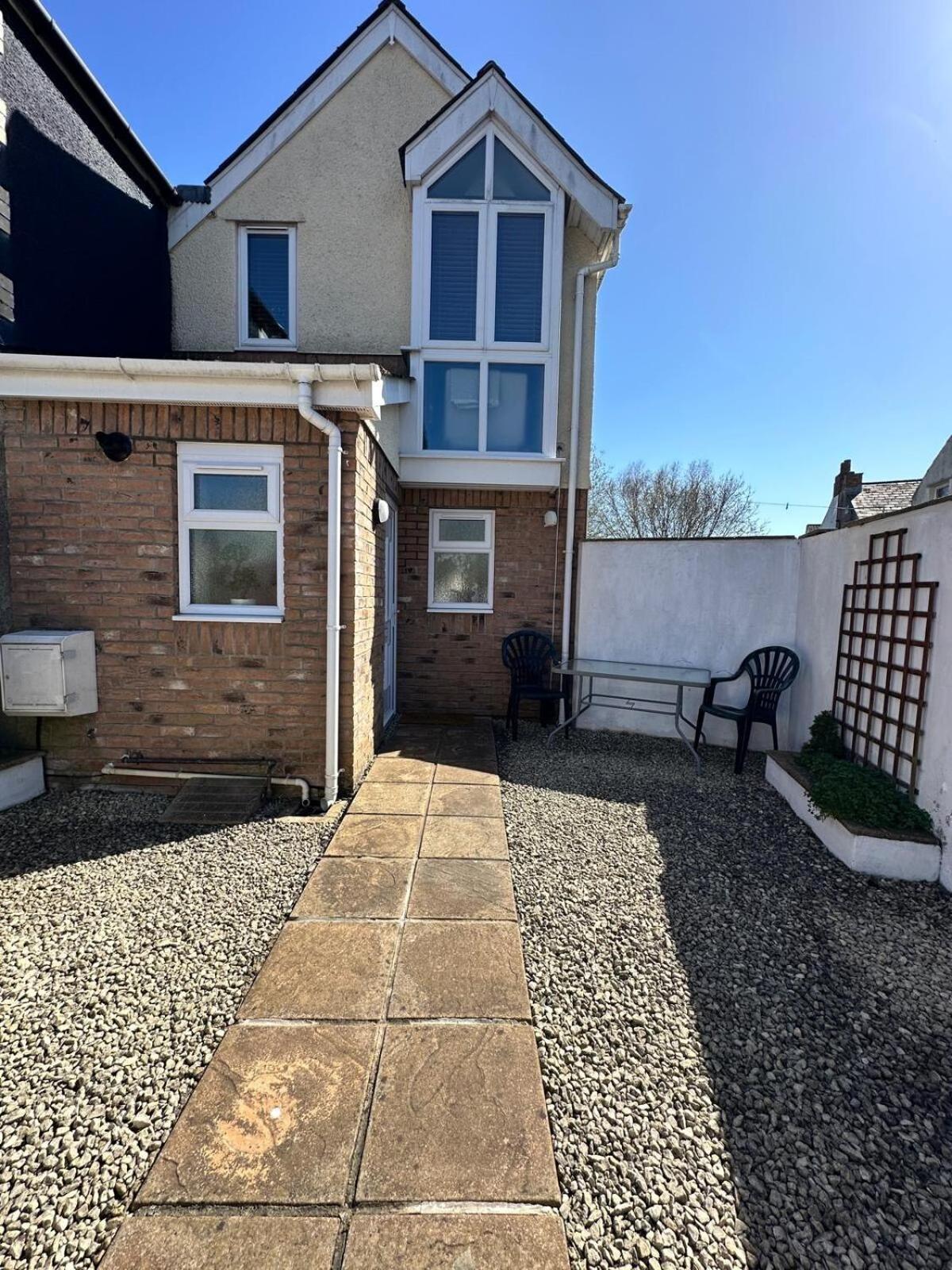 Cardiff, Entire House